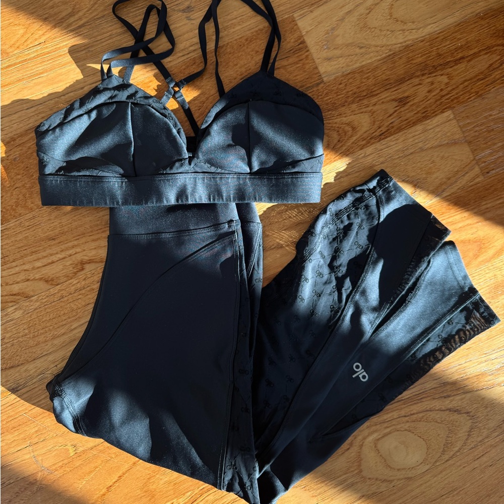 ALO YOGA AIRLIFT “CELESTE” BRA + CAPRI SET.
